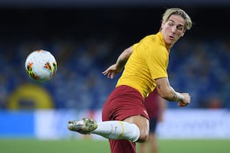 NAPLES, ITALY - JULY 05: NicolÃ² Zaniolo of AS Roma warms up for his first game after injury before the Serie A match between SSC Napoli and  AS Roma at Stadio San Paolo on July 05, 2020 in Naples, Italy. (Photo by Francesco Pecoraro/Getty Images)