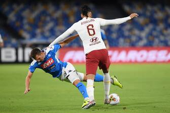 NAPLES, ITALY - JULY 05: Chris Smalling of AS Roma vies with Arkadiusz Milik of SSC Napoli during the Serie A match between SSC Napoli and  AS Roma at Stadio San Paolo on July 05, 2020 in Naples, Italy. (Photo by Francesco Pecoraro/Getty Images)