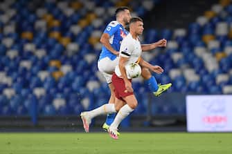 NAPLES, ITALY - JULY 05: Edin Dzeko of AS Roma vies with Kostantinos Manolas of SSC Napoli during the Serie A match between SSC Napoli and  AS Roma at Stadio San Paolo on July 05, 2020 in Naples, Italy. (Photo by Francesco Pecoraro/Getty Images)