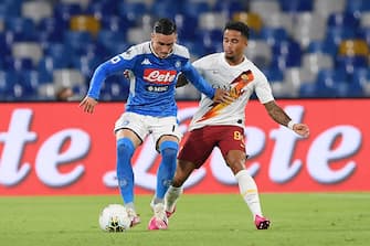 NAPLES, ITALY - JULY 05: Jose Callejon of SSC Napoli vies with Justin Kluivert of AS Roma during the Serie A match between SSC Napoli and  AS Roma at Stadio San Paolo on July 05, 2020 in Naples, Italy. (Photo by Francesco Pecoraro/Getty Images)