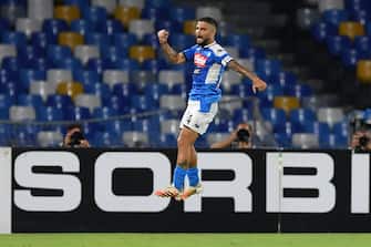 NAPLES, ITALY - JULY 05: Lorenzo Insigne of SSC Napoli celebrates after scoring the 2-1 goal during the Serie A match between SSC Napoli and  AS Roma at Stadio San Paolo on July 05, 2020 in Naples, Italy. (Photo by Francesco Pecoraro/Getty Images)