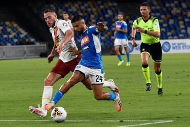 Napoli's forward Lorenzo Insigne (R) and Jordan Veretout (L) in action     during the Italian Serie A soccer match SSC Napoli vs AS Roma at the San Paolo stadium in Naples, Italy, 05 july 2020. 
ANSA / CIRO FUSCO