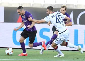 Fiorentina's m Franck Ribéry (L) vies for the ball with Cagliari's Sebastian Walukiewicz (R) during the Italian Serie A soccer match between ACF Fiorentina and Cagliari Calcio at the Artemio Franchi stadium in Florence, Italy, 8 July 2020ANSA/CLAUDIO GIOVANNINI