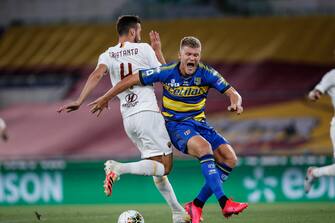Roma s Bryan Cristante (L) and Parma s Andreas Cornelius in action during the Italian Serie A soccer match between AS Roma vs Parma FC at the Olimpico stadium in Rome, Italy, 8 July 2020. ANSA/GIUSEPPE LAMI