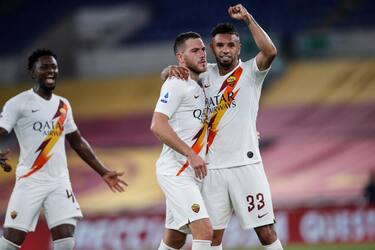 Roma s Jordan Veretout (L) and Roma s Bruno Da Silva Peres celebrates after scoring the 2-1 goal during the Italian Serie A soccer match between AS Roma vs Parma FC at the Olimpico stadium in Rome, Italy, 8 July 2020. ANSA/GIUSEPPE LAMI