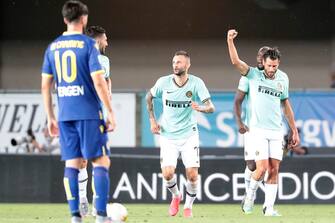 Inter's players jubilate after the owngoal scored by Verona's Federico Dimarco during the Italian Serie A soccer match Hellas Verona vs FC Inter at Bentegodi stadium in Verona, Italy, 9 July 2020. 
ANSA/SIMONE VENEZIA