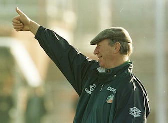 10 DEC 1995:   MANAGER, JACK CHARLTON WATCHING THE REPUBLIC OF IRELAND TEAM TRAINING NEAR CHESTER BEFORE THE EUROPEAND CHAMPIONSHIPS DECIDER ON WEDNESDAY AGAINST HOLLAND.. Mandatory Credit: Ross Kinnaird/ALLSPORT