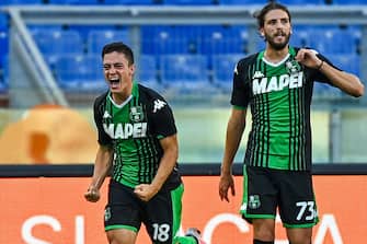 Sassuolo's Italian forward Giacomo Raspadori (L) celebrates after scoring an equalizer during the Italian Serie A football match Lazio Rome vs Sassuolo played behind closed doors on July 11, 2020 at the Olympic stadium in Rome, as the country eases its lockdown aimed at curbing the spread of the COVID-19 infection, caused by the novel coronavirus. (Photo by Vincenzo PINTO / AFP) (Photo by VINCENZO PINTO/AFP via Getty Images)