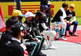 SPIELBERG, AUSTRIA - JULY 12: Lewis Hamilton of Great Britain and Mercedes GP, Valtteri Bottas of Finland and Mercedes GP and Pierre Gasly of France and Scuderia AlphaTauri take a knee in support of the Black Lives Matter movement ahead of the Formula One Grand Prix of Styria at Red Bull Ring on July 12, 2020 in Spielberg, Austria. (Photo by Peter Fox/Getty Images)