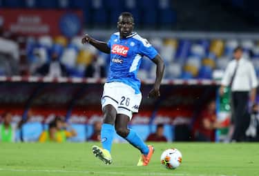 NAPLES, ITALY - JULY 05: (BILD ZEITUNG OUT) Kalidou Koulibaly of Napoli controls the ball during the Serie A match between SSC Napoli and AS Roma at Stadio San Paolo on July 5, 2020 in Naples, Italy. (Photo by Matteo Ciambelli/DeFodi Images via Getty Images)