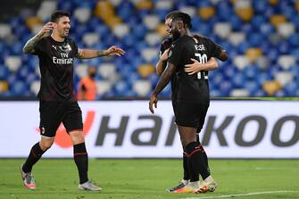NAPLES, ITALY - JULY 12: Alessio Romagnoli, Ante Rebic and Franck Kessie of AC Milan celebrate the 2-2 goal scored by Franck Kessie during the Serie A match between SSC Napoli and  AC Milan at Stadio San Paolo on July 12, 2020 in Naples, Italy. (Photo by Francesco Pecoraro/Getty Images)