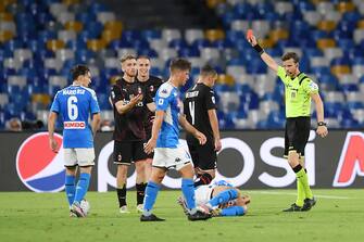 NAPLES, ITALY - JULY 12: Referee Federico La Penna shows red card to Alexis Saelemaekers of AC Milan during the Serie A match between SSC Napoli and  AC Milan at Stadio San Paolo on July 12, 2020 in Naples, Italy. (Photo by Francesco Pecoraro/Getty Images)