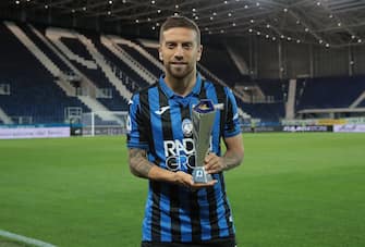 BERGAMO, ITALY - JULY 14:  Alejandro Gomez of Atalanta BC receives the MVP of the month June prize prior to the Serie A match between Atalanta BC and Brescia Calcio at Gewiss Stadium on July 14, 2020 in Bergamo, Italy.  (Photo by Emilio Andreoli/Getty Images)