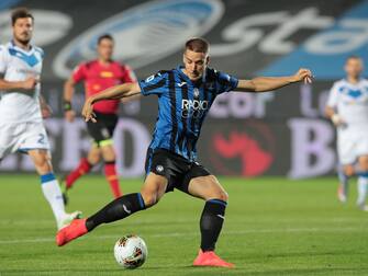 BERGAMO, ITALY - JULY 14:  Mario Pasalic of Atalanta BC scores the opening goal during the Serie A match between Atalanta BC and Brescia Calcio at Gewiss Stadium on July 14, 2020 in Bergamo, Italy.  (Photo by Emilio Andreoli/Getty Images)