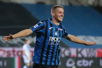 BERGAMO, ITALY - JULY 14: Croatian midfielder Mario Pasalic of Atalanta celebrates after scoring his third goal to give the side a 6-1 lead during the Serie A match between Atalanta BC and  Brescia Calcio at Gewiss Stadium on July 14, 2020 in Bergamo, Italy. (Photo by Jonathan Moscrop/Getty Images)