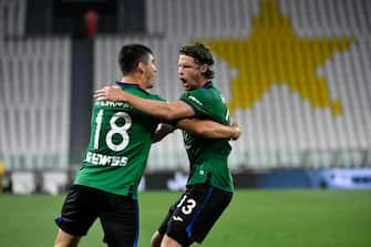 TURIN, ITALY - JULY 11: Ruslan Malinovskiy of Atalanta BC celebrates with teammate Hans Hateboer after scoring the second goal of their team during the Serie A match between Juventus and  Atalanta BC at Allianz Stadium on July 11, 2020 in Turin, Italy. (Photo by Stefano Guidi/Getty Images)