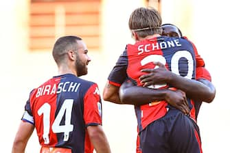 GENOA, ITALY - JULY 12: Lasse Schone of Genoa (C) celebrates with his team-mates Davide Biraschi and Cristian Zapata after scoring a goal on a free kick during the Serie A match between Genoa CFC and  SPAL at Stadio Luigi Ferraris on July 12, 2020 in Genoa, Italy. (Photo by Paolo Rattini/Getty Images)