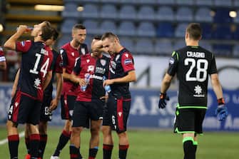 CAGLIARI, ITALY - JULY 12:  Cagliari players quench their thirst during the Serie A match between Cagliari Calcio and  US Lecce at Sardegna Arena on July 12, 2020 in Cagliari, Italy.  (Photo by Enrico Locci/Getty Images)