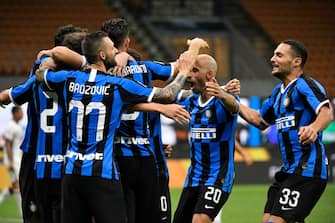 1255995519 MILAN, ITALY - JULY 13: Diego GodÃn of FC Internazionale celebrates scoring a goal with his team during the Serie A match between FC Internazionale and Torino FC at Stadio Giuseppe Meazza on July 13, 2020 in Milan, Italy. (Photo by Stefano Guidi/Getty Images)
