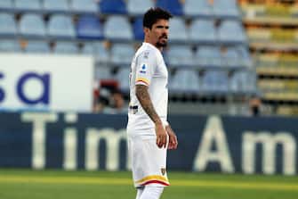 1226593893 CAGLIARI, ITALY - JULY 12: Diego Farias of Lecce looks on during the Serie A match between Cagliari Calcio and US Lecce at Sardegna Arena on July 12, 2020 in Cagliari, Italy. (Photo by Enrico Locci/Getty Images)