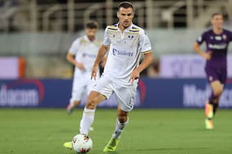 1226594876 FLORENCE, ITALY - JULY 12: Valerio Verre of Hellas Verona in action during the Serie A match between ACF Fiorentina and Hellas Verona at Stadio Artemio Franchi on July 12, 2020 in Florence, Italy. (Photo by Gabriele Maltinti/Getty Images)