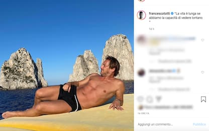 Francesco Totti e la foto da "sirenetto" a Capri