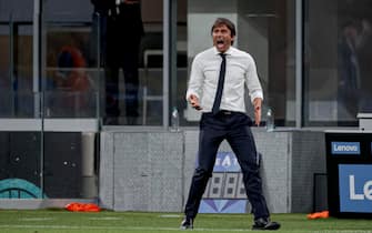 1226959097 MILAN, ITALY - JULY 13: coach Antonio Conte of Internazionale during the Italian Serie A match between Internazionale v Torino at the San Siro on July 13, 2020 in Milan Italy (Photo by Mattia Ozbot/Soccrates/Getty Images)