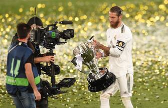 MADRID, SPAIN - JULY 16: Sergio Ramos of Real Madrid brandishes the La Liga trophy after Real Madrid beat Villarreal in the Liga match between Real Madrid CF and Villarreal CF at Estadio Alfredo Di Stefano on July 16, 2020 in Madrid, Spain. (Photo by Denis Doyle/Getty Images)