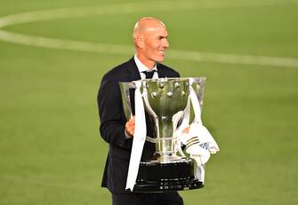 MADRID, SPAIN - JULY 16: Real Madrid head coach Zinedine Zidane poses with the La Liga trophy after Madrid secure the La Liga title during the Liga match between Real Madrid CF and Villarreal CF at Estadio Alfredo Di Stefano on July 16, 2020 in Madrid, Spain. (Photo by Denis Doyle/Getty Images)