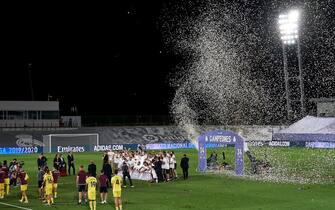 MADRID, SPAIN - JULY 16: Real Madrid CF players celebrate cliching their 34th Spanish La Liga title after the La Liga match between Real Madrid CF and Villarreal CF at Estadio Alfredo Di Stefano on July 16, 2020 in Madrid, Spain. (Photo by Diego Souto/Quality Sport Images/Getty Images)
