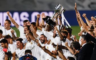 MADRID, SPAIN - JULY 16: Real Madrid squad celebrates with La Liga Champions’ Trophy during the Liga match between Real Madrid CF and Villarreal CF at Estadio Alfredo Di Stefano on July 16, 2020 in Madrid, Spain. (Photo by Ricardo Nogueira/Eurasia Sport Images/Getty Images)