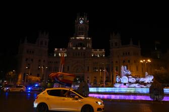 Real MadridÂ´s fans celebrate waving a flag from a car at Cibeles square after Real Madrid won the Liga title on July 16, 2020 in Madrid. (Photo by GABRIEL BOUYS / AFP) (Photo by GABRIEL BOUYS/AFP via Getty Images)