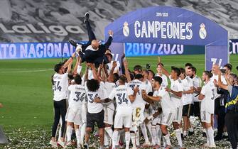 MADRID, SPAIN - JULY 16:  Real Madrid CF players celebrate cliching their 34th Spanish La Liga title after the La Liga match between Real Madrid CF and Villarreal CF at Estadio Alfredo Di Stefano on July 16, 2020 in Madrid, Spain. (Photo by Diego Souto/Quality Sport Images/Getty Images)