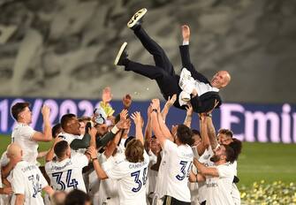 MADRID, SPAIN - JULY 16: Real Madrid head coach Zinedine Zidane is thrown up in the air by his players after Madrid secure the La Liga title during the Liga match between Real Madrid CF and Villarreal CF at Estadio Alfredo Di Stefano on July 16, 2020 in Madrid, Spain. (Photo by Denis Doyle/Getty Images)