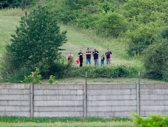 Spectators watch from behind a wall in a meadow during the first practice session for the Formula One Hungarian Grand Prix at the Hungaroring circuit in Mogyorod near Budapest, Hungary, on July 17, 2020. (Photo by LEONHARD FOEGER / POOL / AFP) (Photo by LEONHARD FOEGER/POOL/AFP via Getty Images)