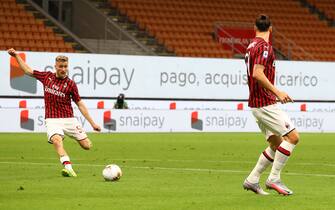 MILAN, ITALY - JULY 18:  Alexis Saelemaekers of AC Milan kicks and scores the opening goal during the Serie A match between AC Milan and Bologna FC at Stadio Giuseppe Meazza on July 18, 2020 in Milan, Italy.  (Photo by Marco Luzzani/Getty Images)