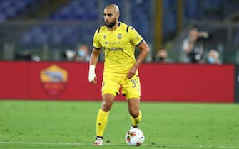 1227590689 ROME, ITALY - JULY 15: (BILD ZEITUNG OUT) Sofyan Amrabat of Hellas Verona controls the ball during the Serie A match between AS Roma and Hellas Verona at Stadio Olimpico on July 15, 2020 in Rome, Italy. (Photo by Matteo Ciambelli/DeFodi Images via Getty Images)