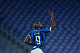 ROME, ITALY - JULY 19: Romelu Lukaku of FC Internazionale celebrates after scoring a goal from the penalty spot during the Serie A match between AS Roma and  FC Internazionale at Stadio Olimpico on July 19, 2020 in Rome, Italy. (Photo by Giampiero Sposito/Getty Images)