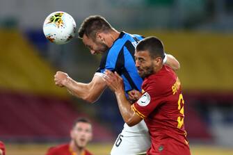 ROME, ITALY - JULY 19: (BILD ZEITUNG OUT) Stefan de Vrij of FC Internazionale scores his team's first goal during the Serie A match between AS Roma and FC Internazionale at Stadio Olimpico on July 19, 2020 in Rome, Italy. (Photo by Matteo Ciambelli/DeFodi Images via Getty Images)