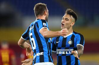 ROME, ITALY - JULY 19: (BILD ZEITUNG OUT) Stefan de Vrij of FC Internazionale and Lautaro Martinez of FC Internazionale celebrates after scoring his team's first goal during the Serie A match between AS Roma and FC Internazionale at Stadio Olimpico on July 19, 2020 in Rome, Italy. (Photo by Matteo Ciambelli/DeFodi Images via Getty Images)