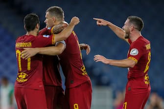 ROME, ITALY - JULY 19: Leonardo Spinazzola of AS Roma celebrates with his teammates after scoring a goal during the Serie A match between AS Roma and  FC Internazionale at Stadio Olimpico on July 19, 2020 in Rome, Italy. (Photo by Giampiero Sposito/Getty Images)