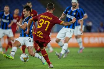 ROME, ITALY - JULY 19: Leonardo Spinazzola of AS Roma scores a goal during the Serie A match between AS Roma and  FC Internazionale at Stadio Olimpico on July 19, 2020 in Rome, Italy. (Photo by Giampiero Sposito/Getty Images)