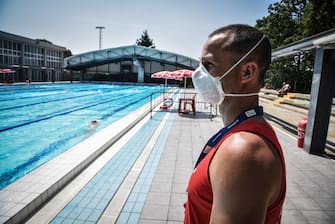 La piscina comunale centro sportiovo Saini riaèperta al pubblico dopo il lockdown chiusura per l emergenza coronavirus Covid-19, Milano 1 Giugnoo 2020. Ansa/Matteo Corner