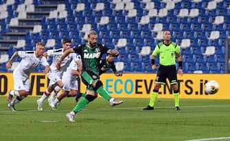 REGGIO NELL'EMILIA, ITALY - JULY 21: Francesco Caputo of US Sassuolo scores the 1-1 goal during the Serie A match between US Sassuolo and AC Milan at Mapei Stadium - CittÃ  del Tricolore on July 21, 2020 in Reggio nell'Emilia, Italy. (Photo by Alessandro Sabattini/Getty Images)