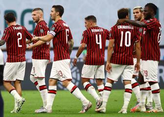 MILAN, ITALY - JULY 18:  Ante Rebic (2nd L) of AC Milan celebrates his goal with his team-mates during the Serie A match between AC Milan and Bologna FC at Stadio Giuseppe Meazza on July 18, 2020 in Milan, Italy.  (Photo by Marco Luzzani/Getty Images)