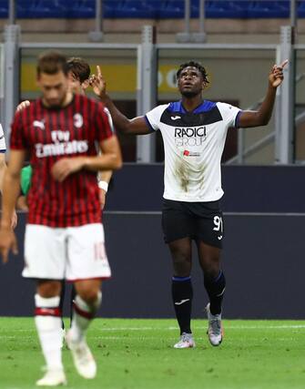 MILAN, ITALY - JULY 24:  Duvan Zapata of Atalanta BC celebrates his goal during the Serie A match between AC Milan and Atalanta BC at Stadio Giuseppe Meazza on July 24, 2020 in Milan, Italy.  (Photo by Marco Luzzani/Getty Images)