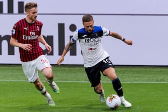 MILAN, ITALY - JULY 24: (L-R) Alexis Saelemaekers of AC Milan, Alejandro Gomez of Atalanta Bergamo  during the Italian Serie A   match between AC Milan v Atalanta Bergamo at the San Siro on July 24, 2020 in Milan Italy (Photo by Mattia Ozbot/Soccrates/Getty Images)