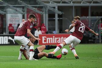 MILAN, ITALY - JULY 24: Ruslan Malinovskyi of Atalanta is fouled by Lucas Biglia of AC Milan to conceding a penalty during the Serie A match between AC Milan and  Atalanta BC at Stadio Giuseppe Meazza on July 24, 2020 in Milan, Italy. (Photo by Jonathan Moscrop/Getty Images)