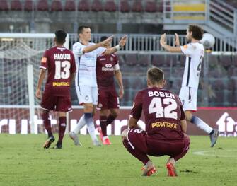 Foto Marco Bucco/LaPresse
24 Luglio 2020 Livorno (LI) Italia
sport 
calcio
Livorno vs Crotone - Campionato di calcio Serie BKT 2019/2020 - stadio Armando Picchi.
Nella foto: la delusione dei giocatori del Livorno 

Photo Marco Bucco/LaPresse
July 24, 2020 Livorno (LI) Italy
sport 
soccer
Livorno vs Crotone - Italian Football Championship League BKT 2019/2020 - Armando Picchi stadium.
In the pic: Livorno players delusion