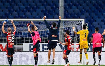 GENOA, ITALY - JULY 22: Genoa players celebrate in front of empty stands after the Serie A match between UC Sampdoria and Genoa CFC at Stadio Luigi Ferraris on July 22, 2020 in Genoa, Italy. (Photo by Paolo Rattini/Getty Images)